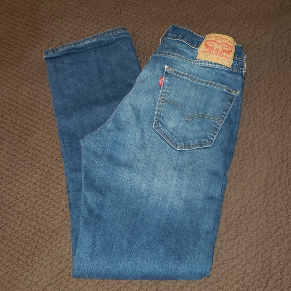 Men's Levi's 514 slim straight jeans.